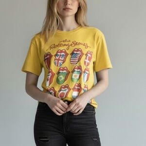 Rolling Stones Yellow Graphic Band Tee Women’s Medium 100% Cotton